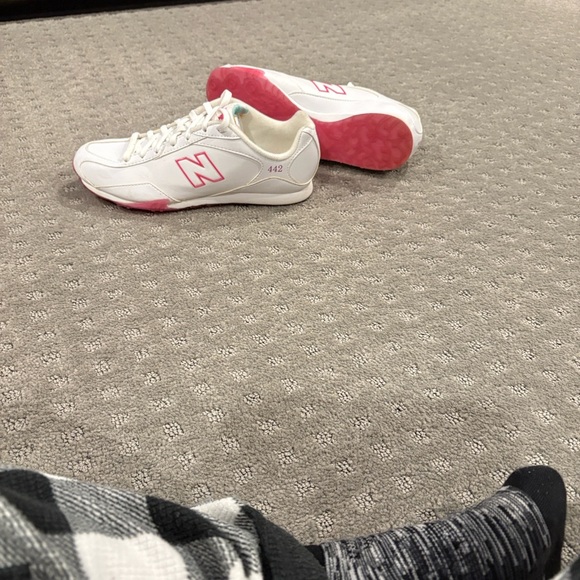 New Balance Women's Sneakers in White and Pink - Picture 2 of 4